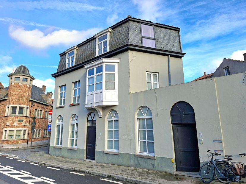 Dit appartement is gelegen op enkele stappen van 't Zand en heeft een gezellige living met keuken, 1 slaapkamer met aanpalende badkamer. Verder is er