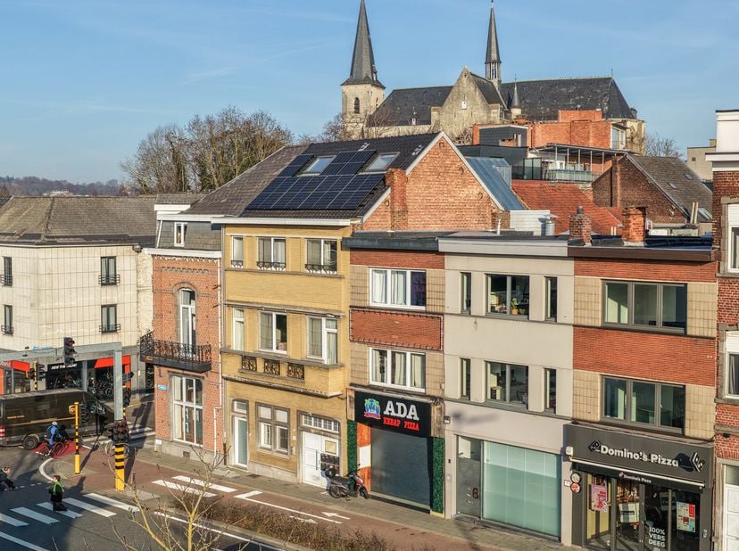 Situé dans un emplacement commercial de premier choix au Naamsestraat 4 à Louvain, bénéficiant d’un très important passage et d’une excellente visibil