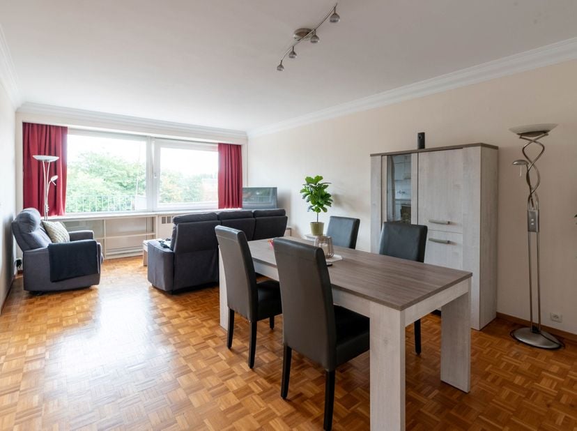 Zeer goed onderhouden en instapklaar appartement gelegen op de 2de verdieping van het gebouw mét lift! Indeling als volgt: inkomhal met ruime vestiare