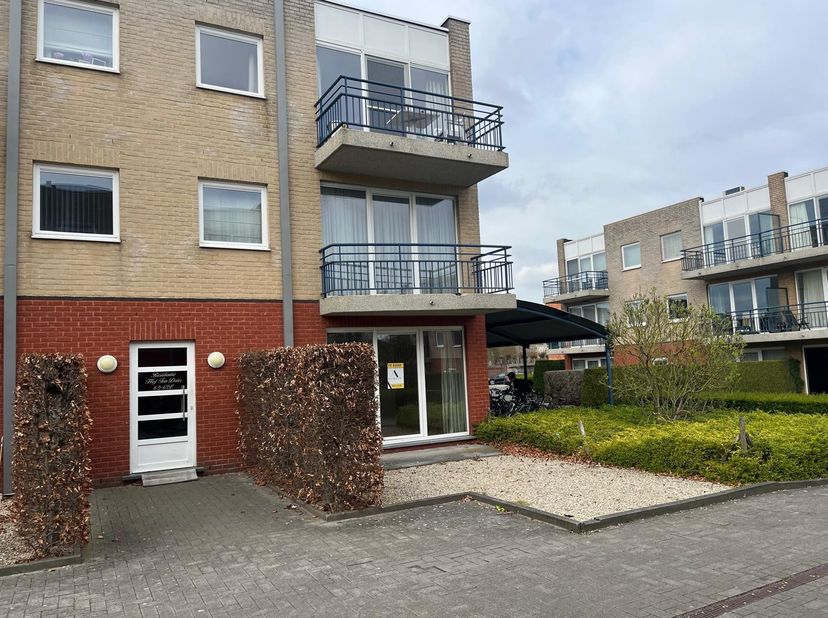 Cet appartement lumineux, situé au rez-de-chaussée et orienté sud-est, se trouve à Gand, dans un quartier central mais très calme. Toutes les commodit