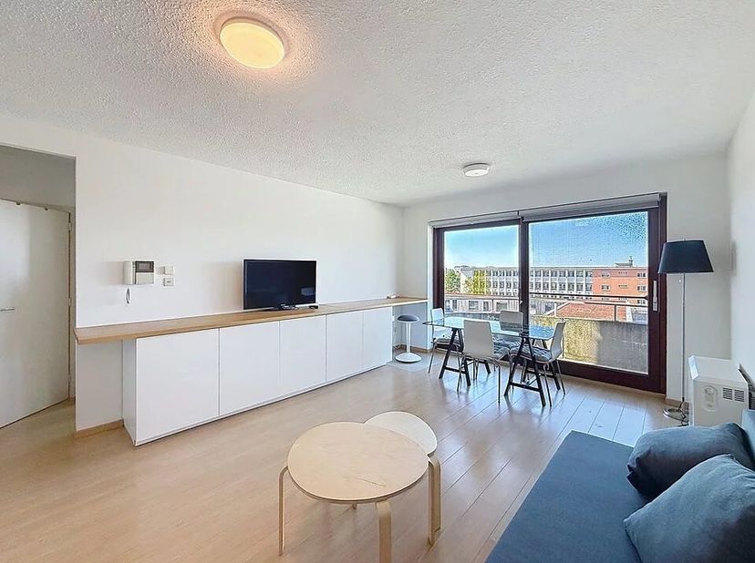 Bien présenté par Élisabeth du Chastel : 0495 79 78 58 / elisabeth.duchastel@victoire.be<br />
Victoire Junot vous propose un appartement meublé avec