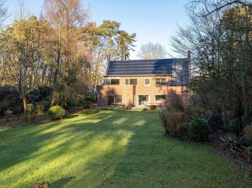 Deze tijdloze villa is rustig gelegen op een residentiële locatie in Maasmechelen, op een zuidelijk perceel van 3.500m². Momenteel is de villa verdeel