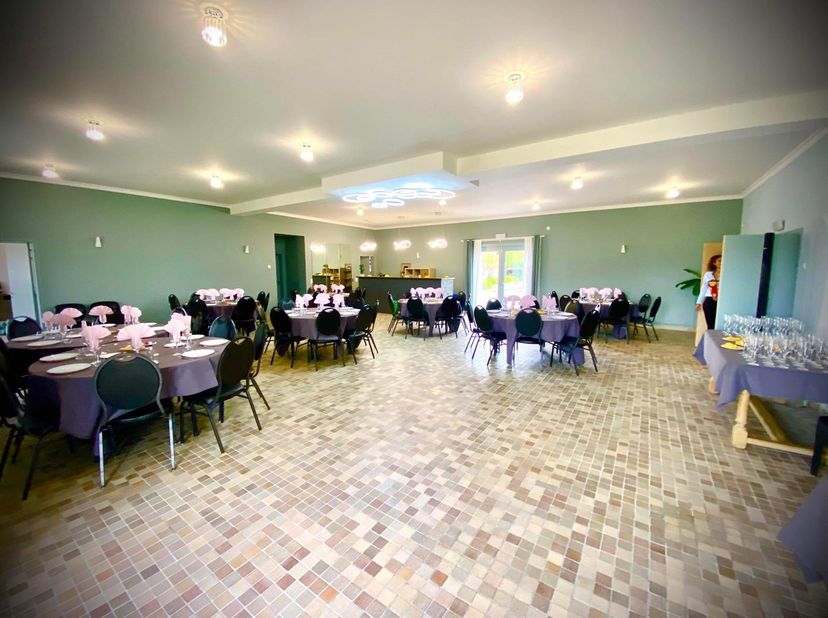 Jolie salle de réception, accueillante et située dans un cadre très agréable.<br />
Salle à louer pouvant convenir pour réception de mariage, repas de