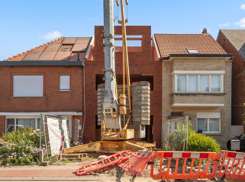 Deze nieuwbouwwoning (in afwerkingsfase) met mooie gevelsteen, ligt in de Sint-Lambertuslaan (zone 30), één van de mooiste lanen van het rustige Muize
