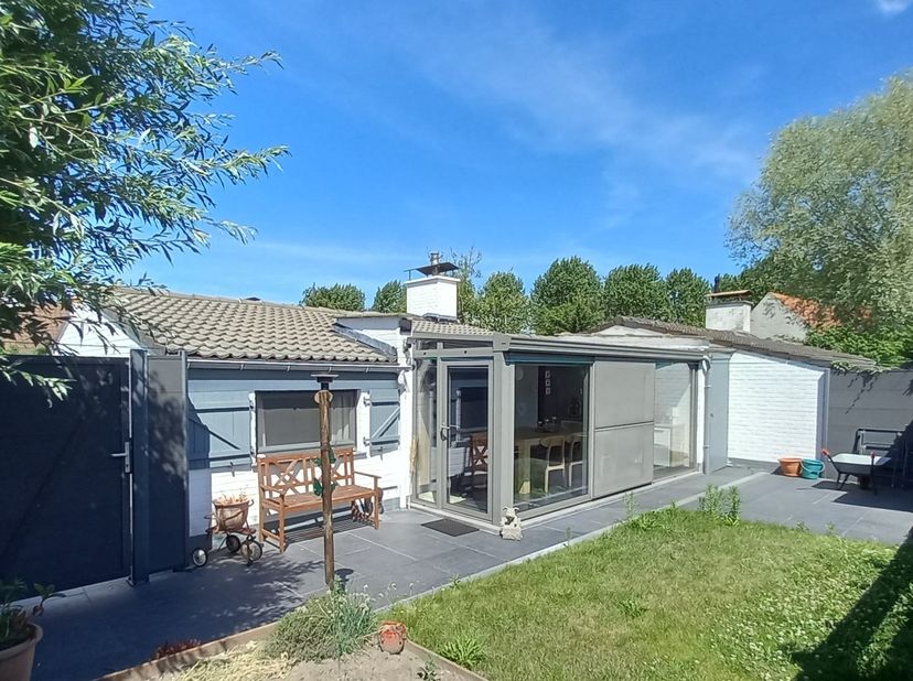 Door het uitbreiden van de vakantiewoning heeft zij nu een bebouwde oppervlakte van 76 m2.&amp;nbsp; Voor meer info bel 0475/52.38.14.