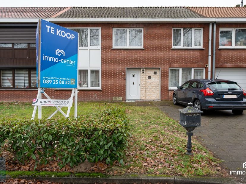 In de Miklaan 49, 3600 Genk vinden we deze goed onderhouden gesloten woning met maar liefst zes slaapkamers, ideaal voor grote gezinnen of wie extra r