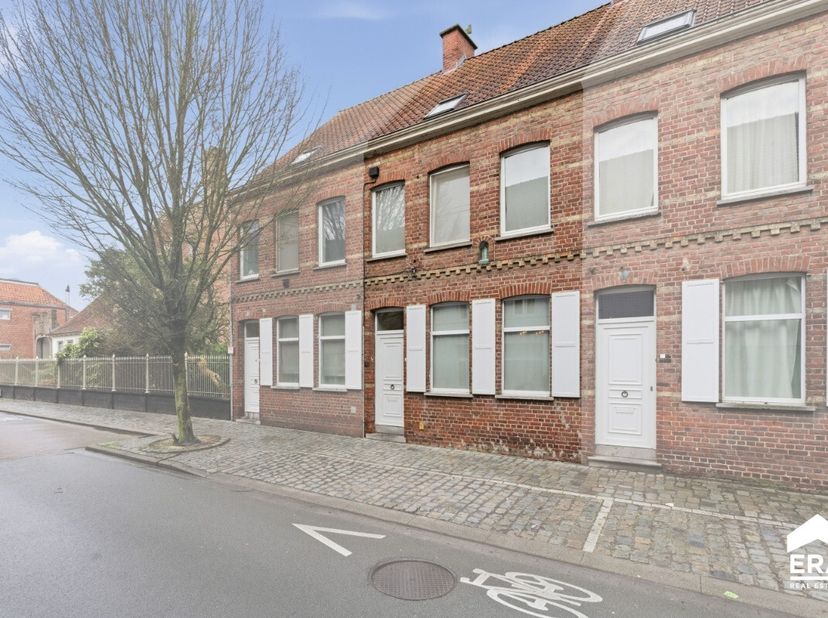 [[ CE BIEN PARTICIPE À LA JOURNÉE MAISONS OUVERTES ERA LE 13/6 DE 16:00 À 17:00 ]] À vendre : maison de ville fermée au cur de Rumbeke, à quelques pas