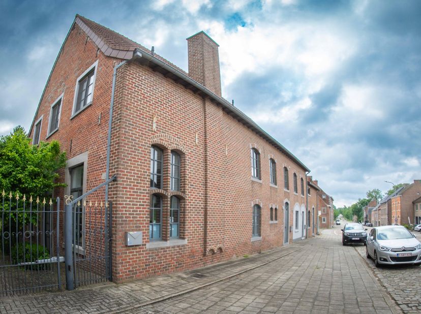 Ancien couvent restauré et aménagé en quatre unités d’habitation.<br />
L’unité proposée à la location comprend au rez-de-chaussée : un hall d’entrée,
