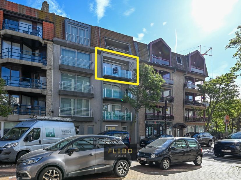 In de Kerkstraat, midden in het bruisende centrum van Wenduine, bevindt zich dit verzorgd en instapklaar tweeslaapkamer appartement. Gelegen op een ce