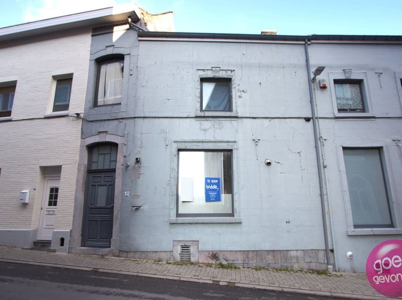 TE RENOVEREN WONING met 1 tot 2 slaapkamers en 2 badkamers, verder voorzien van een rustige stadstuin met terras aan de woning, gelegen in het hart va