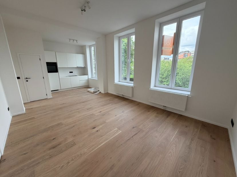 --- NIEUW --- Prachtig gerenoveerd appartement met zicht op het water in Gent.<br />
<br />