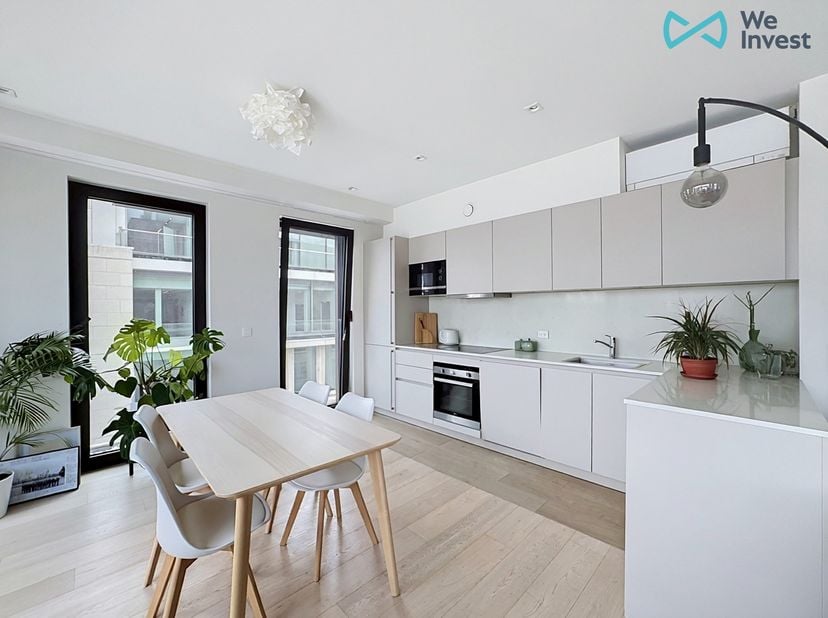 E-MAIL: juliana.t@weinvest.be / TEL: 0456 87 27 16<br />
We Invest heeft het genoegen u dit prachtige, ruime appartement met twee slaapkamers exclusie