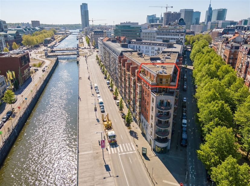 Aankoop met erfpacht: u koopt de constructie maar u pacht (huurt) de grond van de grondeigenaar voor 4.781€ per jaar. <br />
EXCLUSIEVE penthouse, afg