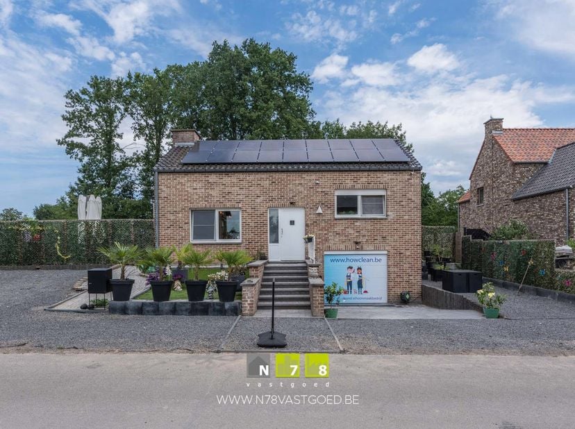 VRIJSTAANDE SPLIT-LEVEL WONING MET 4 SLAAPKAMERS OP EEN PERCEEL VAN 4A82CA OP EEN RUSTIGE LOCATIE TE DILSEN-STOKKEM (LANKLAAR)<br />
<br />
TROEVEN<br