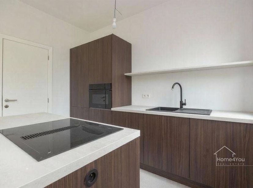 Gerenoveerd 2-slaapkamer appartement in Borsbeek te koop!<br />
Ontdek dit instapklare, volledig gerenoveerde appartement in een rustige straat in het