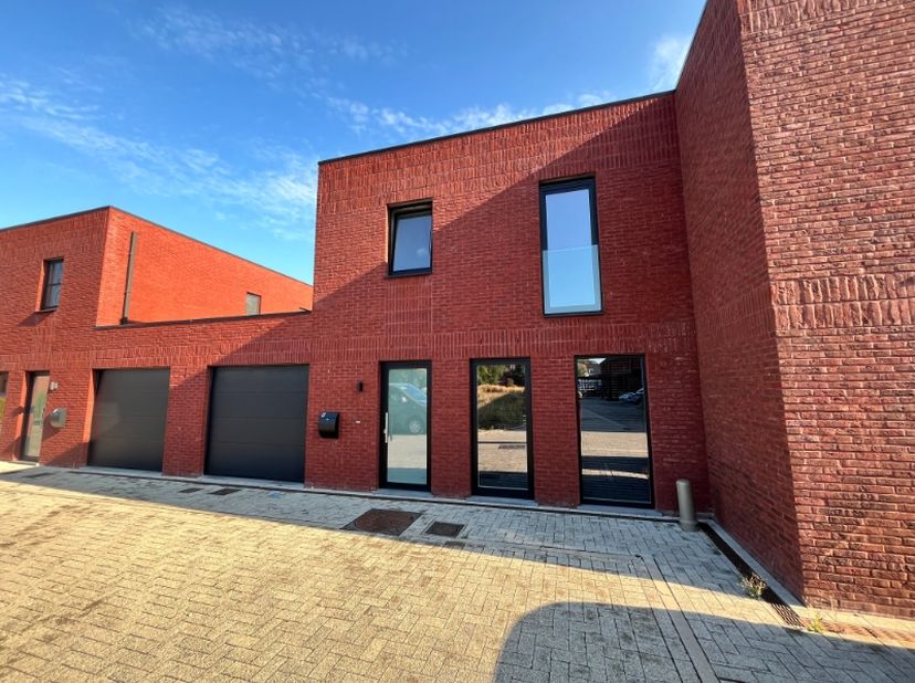 Moderne gesloten bebouwing voorzien van zonnepanelen<br />
Bezoekmoment op zaterdag&amp;nbsp; 26 september tussen 10.00 uur en 12.00 uur. Inschrijven verp