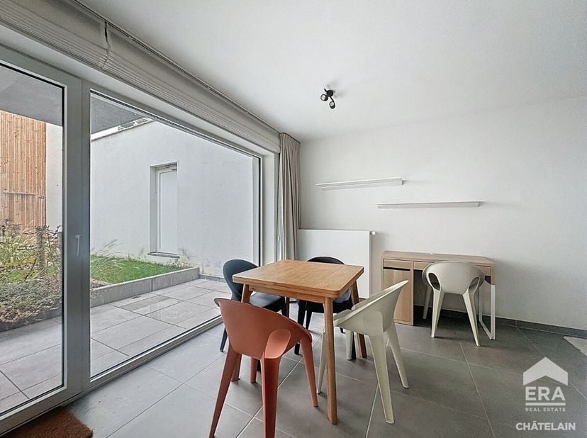 meublé avec terrasse à bruxelles Situé en plein cur de Bruxelles, ce superbe studio moderne et entièrement meublé, construit en 2023, offre une superf