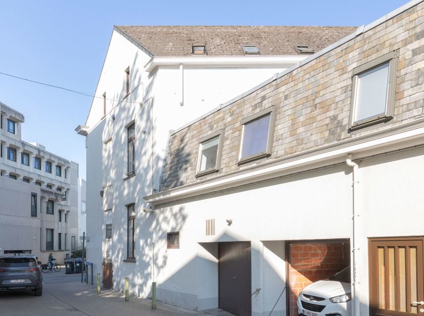 LIGGING<br />
Welkom aan Ramen 4, een unieke locatie in het bruisende hart van Gent. Gelegen op wandelafstand van Korenmarkt, het Gravensteen en de ge