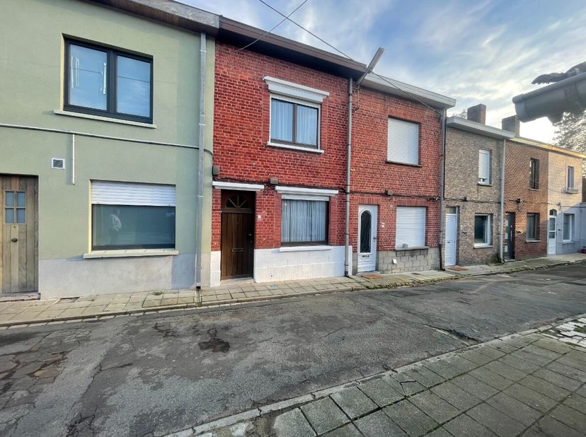 Deze verzorgde woning met 3 slaapkamers op wandelafstand van winkels, scholen en openbaar vervoer.Deze woning beschikt over een gezellige leefruimte,