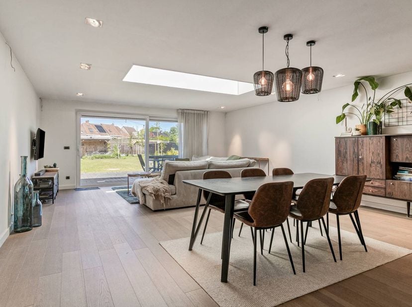 Dit instapklaar huis kan genieten van een zeer ruime leefruimte met prachtige leefkeuken. Er zijn 3 slaapkamers, ruime bergruimte in de tuin en voldoe