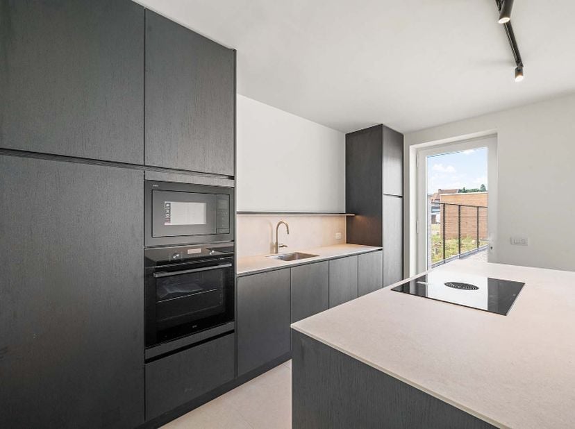 Deze moderne nieuwbouwwoning (lot 14) wordt gerealiseerd in een residentiële omgeving aan een nieuwe invalsweg van de Warandestraat. De woning werd&amp;nb