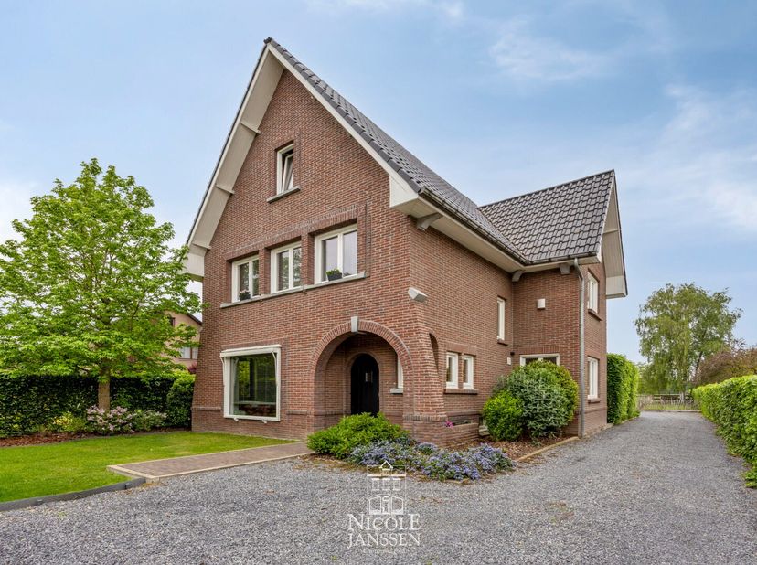 Deze charmante woning heeft veel karakter en werd smaakvol gerenoveerd met behoud van authentieke elementen. De stallingen en diepe tuin maken deze ei