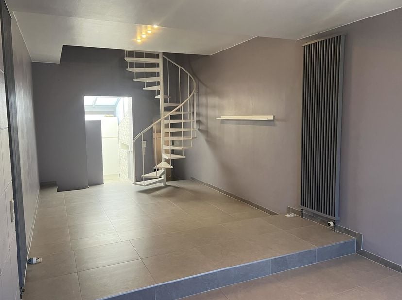 Appartement duplex 1 chambre proche de toutes commodités<br />
Découvrez cet appartement tout équipé en bordure de la ville, proche des axes routiers