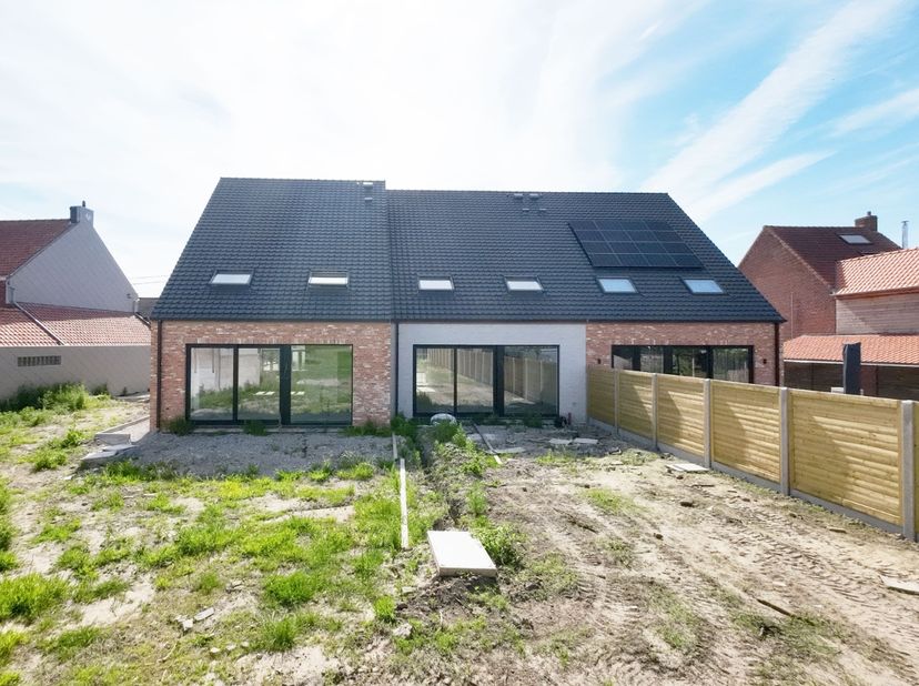 MONO<br />
Residentieel wonen in het rustige Bovekerke (op de kruising van Kortemark, Diksmuide en Koekelare) op een groot perceel met west-oriëntatie
