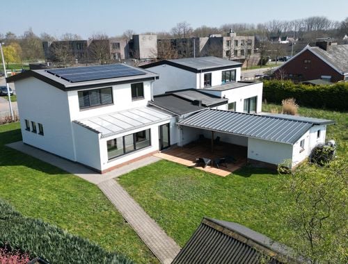                                         Moderne villa te koop in Hever, € 534.000

