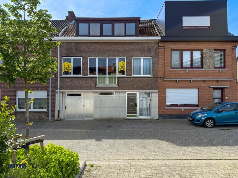 Deze op te frissen bel-etage woning biedt tal van mogelijkheden en beschikt op het gelijkvloers over een ruime inkomhal met aansluitend een bureauruim