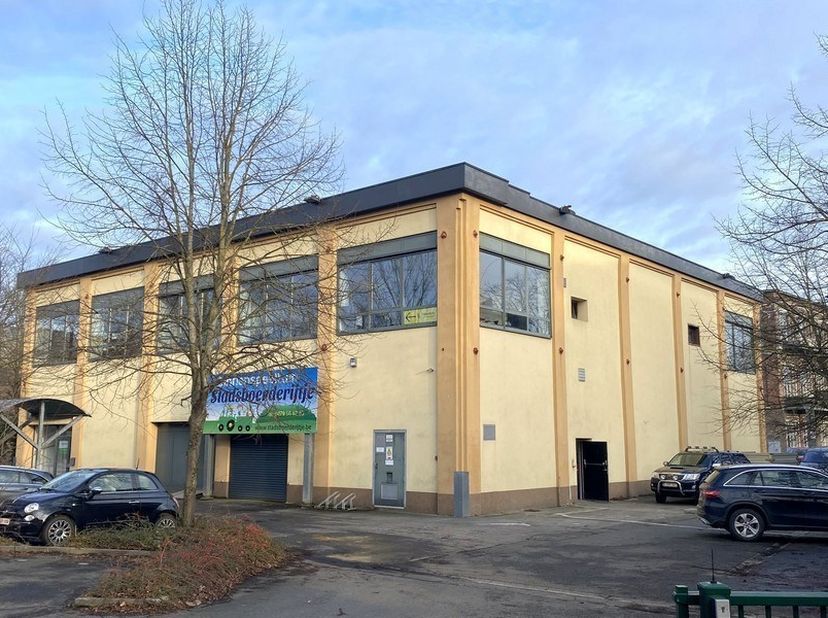 Ben je op zoek naar een handelspand te huur in Oudenaarde op een uitstekend bereikbare locatie? Ontdek deze ruime handelsruimte van 650 m² in de Stati