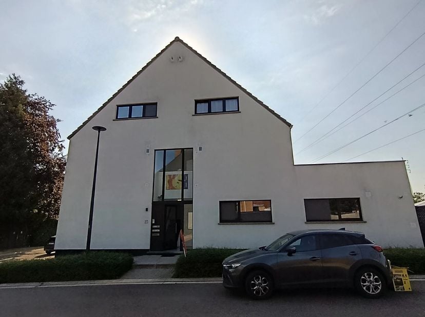 Aan de rustige Oude Tongersebaan 23 in Sint-Truiden bevindt zich dit ruime en lichtrijke triplexappartement. Dankzij de praktische indeling, het aange