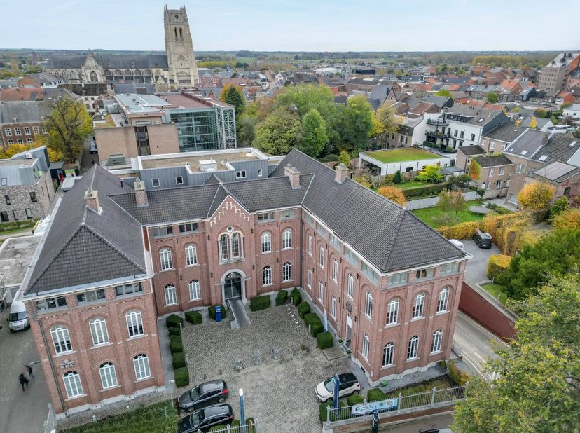 In het historisch centrum van Tongeren, op slechts 200 meter van de Grote Markt, bieden wij dit uitzonderlijk penthouse in een rustige residentie te k