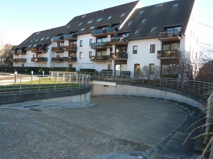 Staanplaats te koop in overdekte, afgesloten garage in Residentie Koksijde Promenade bij Ster der Zee.<br />
Niveau -1 / parkingnummer S120