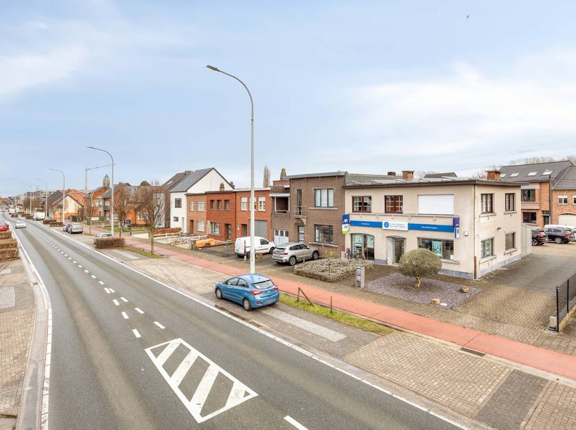 Cet immeuble de bureaux bien entretenu à vendre à Zemst combine un usage professionnel avec des revenus locatifs stables. La propriété est idéale pour