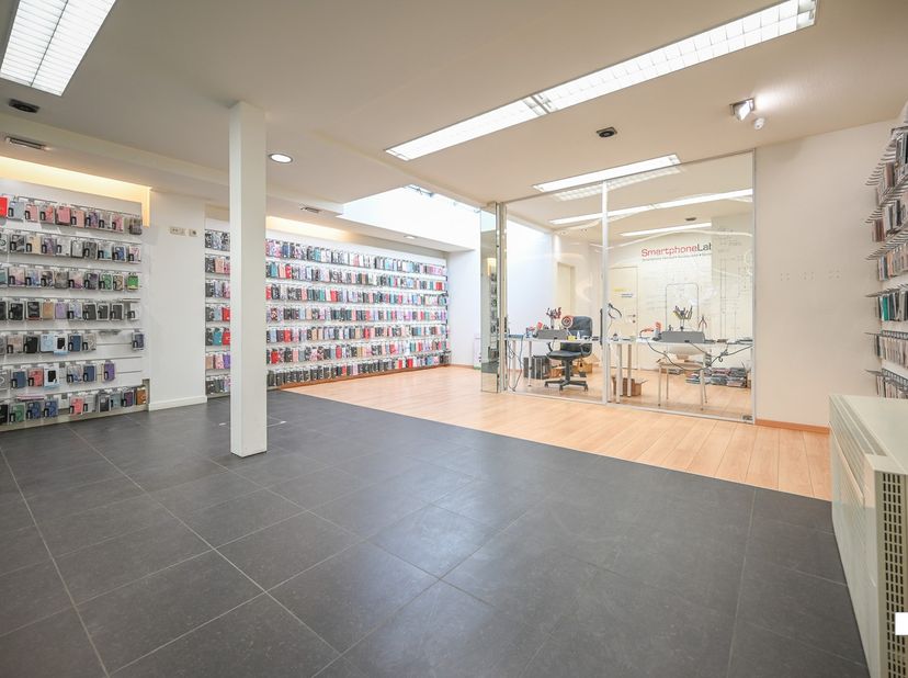 In het centrum van Izegem, ter hoogte van de Marktstraat, vinden we dit gemengd gebouw bestaande uit een handelsruimte met bovenliggend duplex apparte