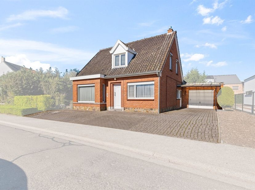 Ontdek deze charmante open bebouwing, rustig gelegen nabij het centrum van Stekene en pal aan een geliefde fietsroute. Deze woning biedt een solide ba