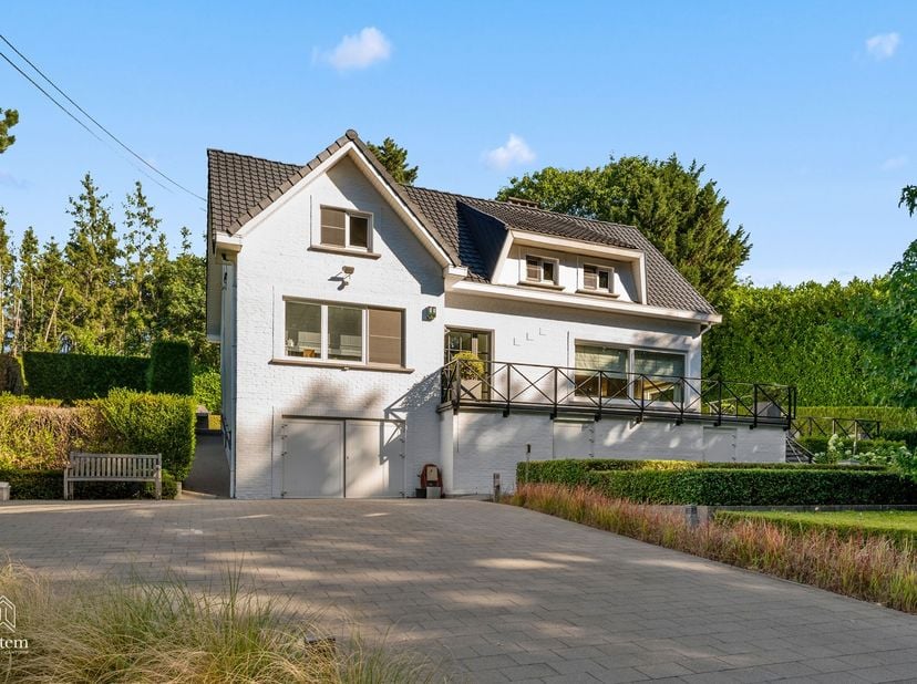 Exclusieve villa in Franse stijl met zwembad, poolhouse en professioneel kantoor op toplocatie in Aarschot<br />
Sommige woningen zijn veel meer dan e