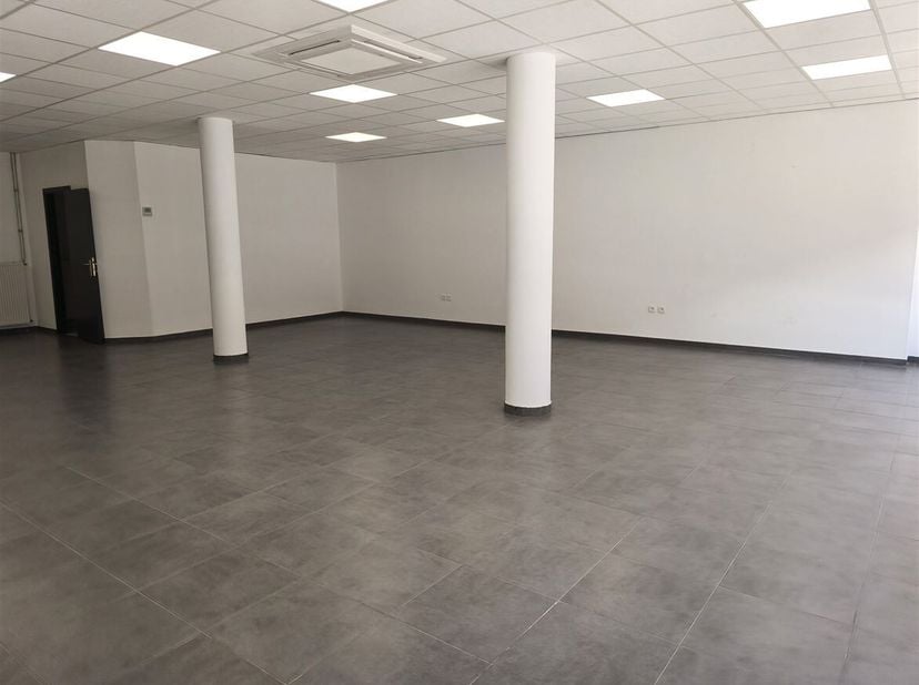 Bien professionnel à louer
                    à 3920 Lommel