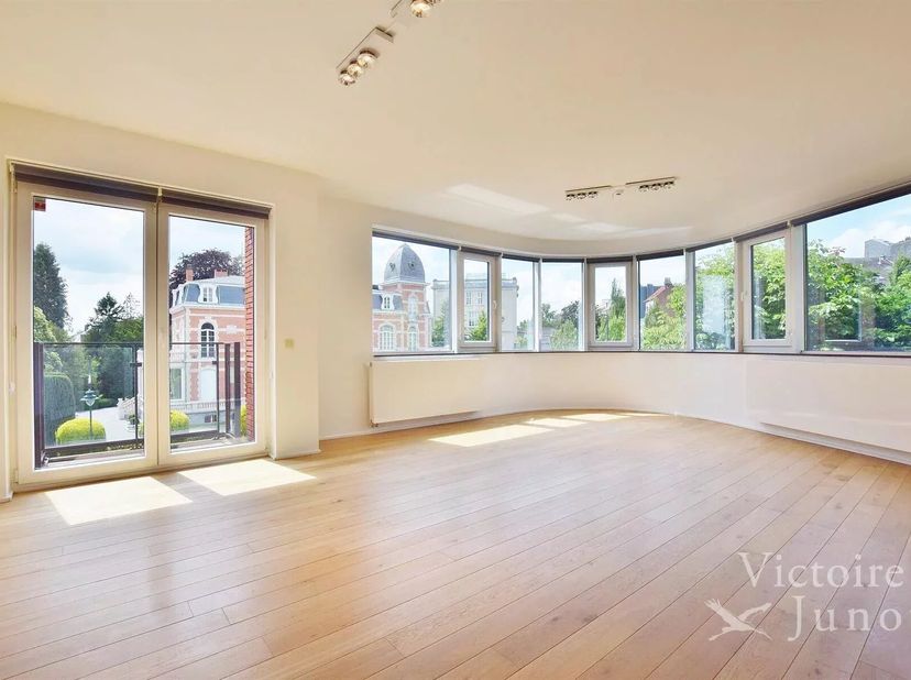Chant d'Oiseau : duplex-penthouse nabij Montgomery genietend van prachtige zichten op de Vogelzang-wijk. Dit aangenaam appartement van 195 m² is geleg