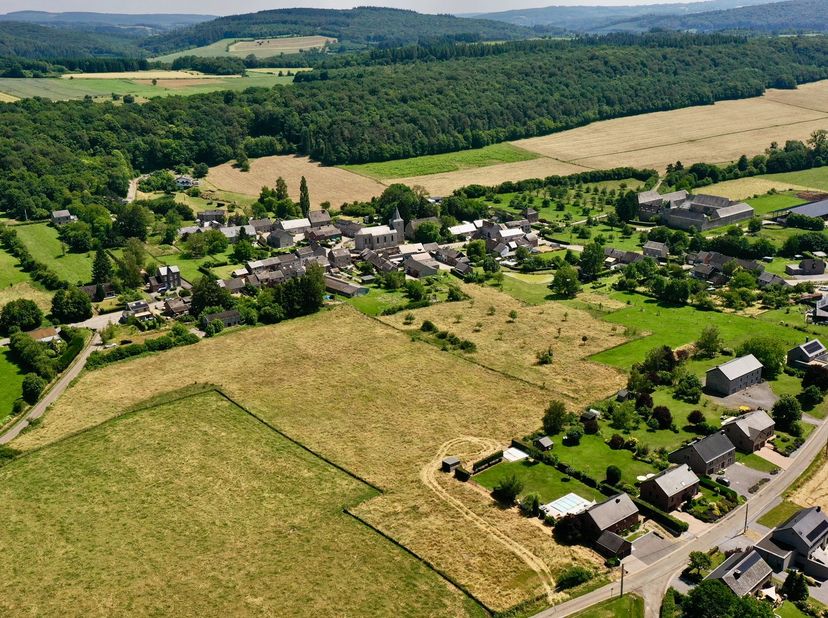 NY (Hotton) — Uitzonderlijk terrein van 3 ha 47 a 79 ca<br />
Verscholen in het hart van het charmante dorp NY biedt dit uitzonderlijke terrein u een