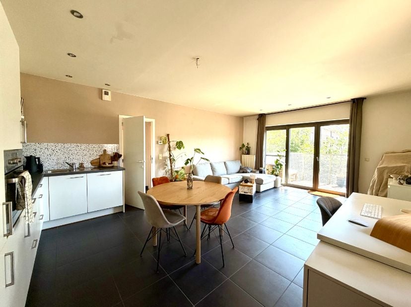 Dit comfortabele en energiezuinige appartement van 60 m² MET autostaanplaats bevindt zich op de eerste verdieping van een recent en rustig gelegen res