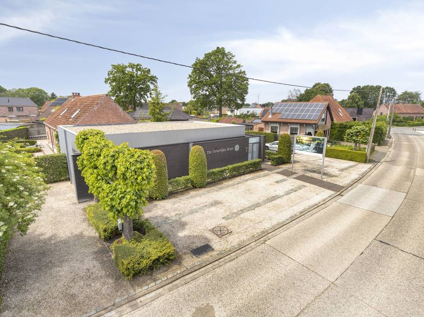 Au rez-de-chaussée (environ 150 m²), outre le hall d'entrée, vous trouverez un espace de vie confortable, une cuisine équipée, une buanderie et un déb