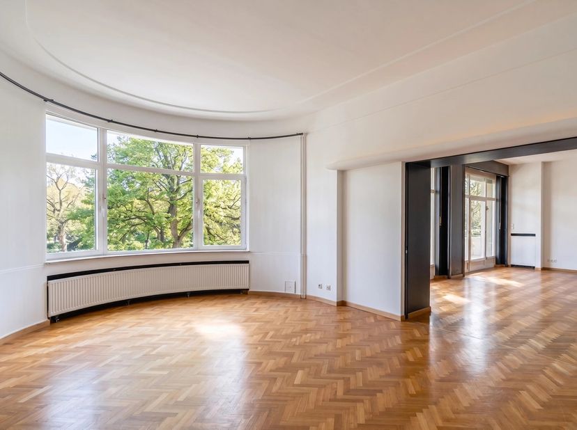 Ruime inkomhal met garderobe en gastentoilet met wastafel - visgraatparket<br />
prachtige lichte ontvangstruimtes - visgraatparket<br />
mooi zuidwes