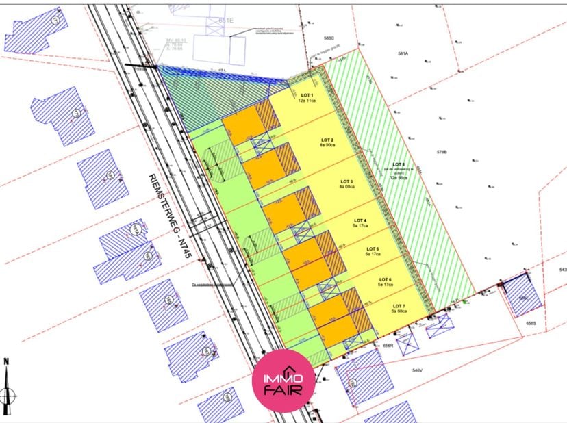 Met 568 m² biedt dit bouwperceel net wat meer ruimte voor wie een halfopen woning met een aangename tuin wil realiseren. De achterzijde van het percee