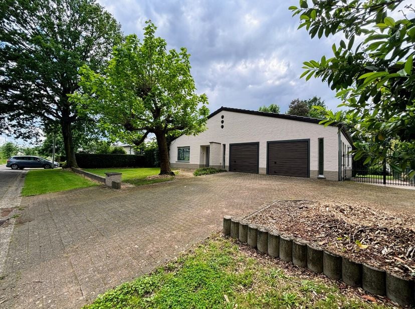 Woning met mooie tuin vlakbij centrum Zonhoven. Voor meer info ga naar https://www.era.be/nl/te-huur/zonhoven/huis/woning-met-tuin-op-goede-ligging-zo