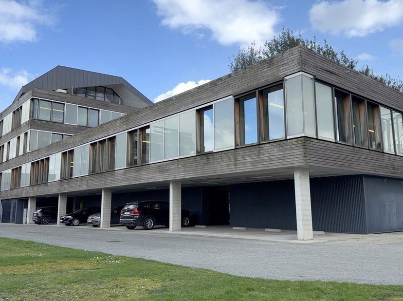Uniek alleenstaand kantoorgebouw te koop langs de Evergemsesteenweg in Gent (Wondelgem), strategisch gelegen nabij de oprit van de R4 (Zelzate – Everg