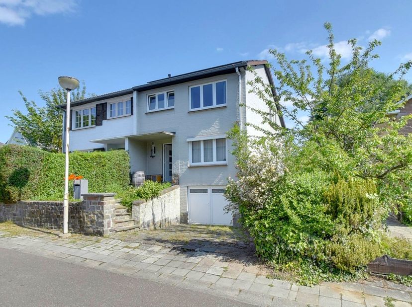 Charmante instapklare halfopen bebouwing met aangename tuin, gelegen in een uiterst rustige en residentiële doodlopende straat, op een steenworp van h