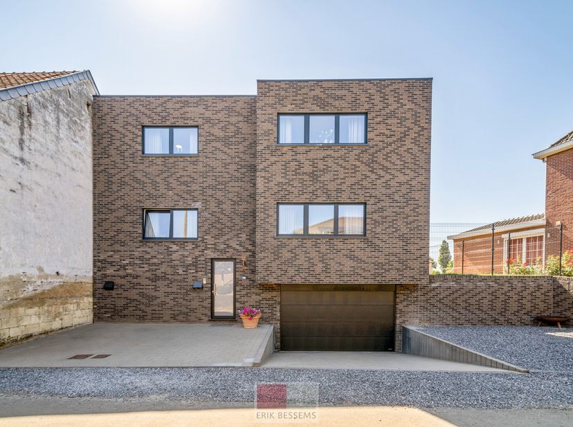 Deze moderne halfopen woning, gebouwd in 2016, biedt een bewoonbare oppervlakte van maar liefst 232 m² op een perceel van 377 m² en maar liefst 5 slaa