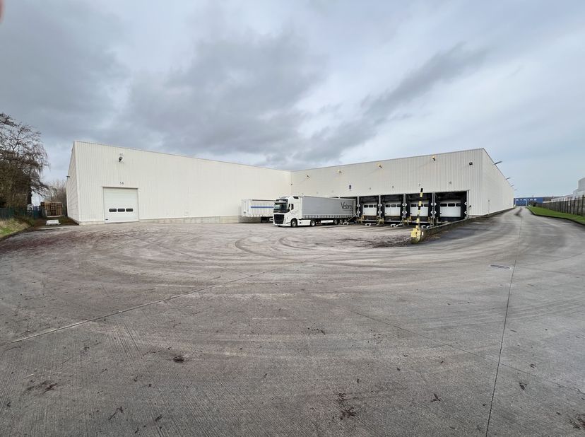 Dit logistiek magazijn is gelegen in de industriezone Hoogveld te Dendermonde en heeft een totale oppervlakte van 15.370 m²,  op een terrein van 25.32